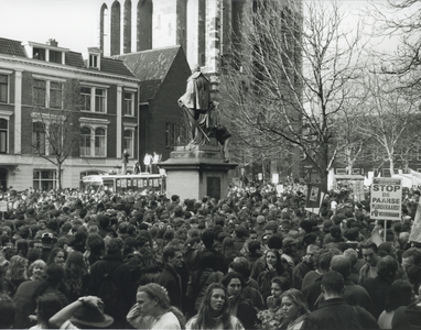 405047 Afbeelding van de demonstratie van studenten tegen bezuinigingen op de studiebeurs en verhoging van het ...